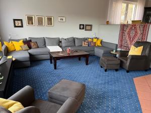 sala de estar con sofá, sillas y mesa en Fi-Ferienhaus en Waldeck