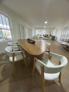 a dining room with a wooden table and chairs at Casa Alto Padrao - Terras Sao Jose 1 (Campo Golfe) in Itu
