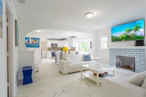 een woonkamer met witte meubels en een open haard bij Casa Wynwood Miami in Miami