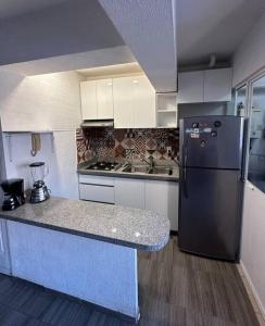 uma cozinha com um frigorífico e uma bancada em Excellent Condo/Ideal for Homeoffice em Cidade do México