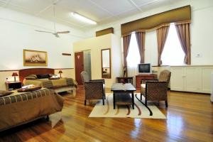 un soggiorno con divano e tavolo di Oasis Country Lodge a Klawer