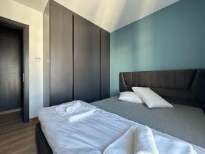 Säng eller sängar i ett rum på MckenzieGold 59, Luxury 2-Bedroom Apartment by MyGuest Cyprus