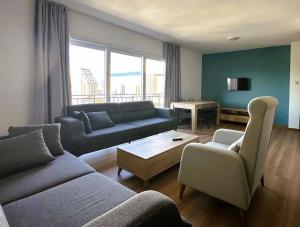 En sittgrupp på MckenzieGold 59, Luxury 2-Bedroom Apartment by MyGuest Cyprus