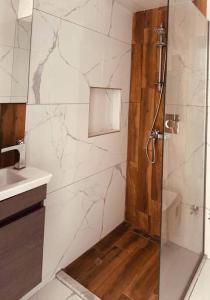 Ett badrum på MckenzieGold 59, Luxury 2-Bedroom Apartment by MyGuest Cyprus