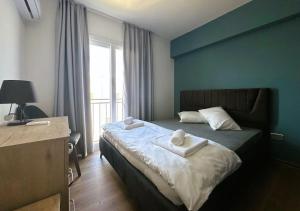 Säng eller sängar i ett rum på MckenzieGold 59, Luxury 2-Bedroom Apartment by MyGuest Cyprus