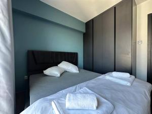 Säng eller sängar i ett rum på MckenzieGold 59, Luxury 2-Bedroom Apartment by MyGuest Cyprus