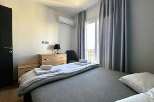 Säng eller sängar i ett rum på MckenzieGold 59, Luxury 2-Bedroom Apartment by MyGuest Cyprus