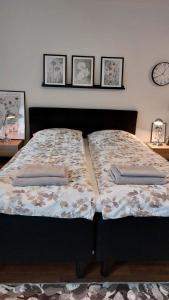 ロヴァニエミにあるスカンジナビアンホームのベッドルーム1室(枕2つ付)