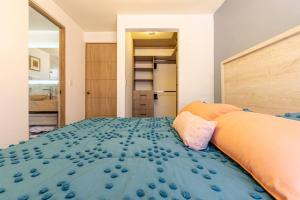 - une chambre avec un lit bleu et une couette en orange dans l'établissement Spyglass San Miguel de Allende 3 Bedrooms 3.5 Bath, à San Miguel de Allende