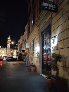 um edifício com um sinal na lateral em B&B L'Esquilina em Roma