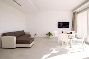 TV a/nebo společenská místnost v ubytování Calammare Apartments - Luxury Apartments with Beach and Gym - Molfetta