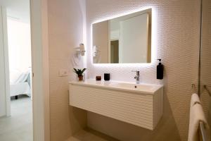 Koupelna v ubytování Calammare Apartments - Luxury Apartments with Beach and Gym - Molfetta