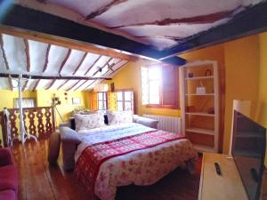 um quarto com uma cama num quarto em Casasdetrevijano Cañon del rio leza em Soto en Cameros