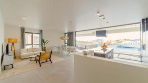 a living room with a view of a kitchen and a living room at The Wharf Luxury Apartment MT 7E in Willemstad