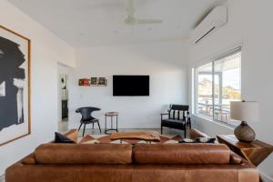 Televisyen dan/atau pusat hiburan di Joshua Tree l Sunset Heights l Pool-Spa Above Park