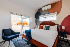 Katil atau katil-katil dalam bilik di Joshua Tree l Sunset Heights l Pool-Spa Above Park +34 gambar