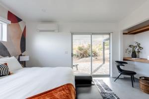 Voodi või voodid majutusasutuse Joshua Tree l Sunset Heights l Pool-Spa Above Park toas