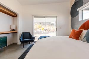 Voodi või voodid majutusasutuse Joshua Tree l Sunset Heights l Pool-Spa Above Park toas