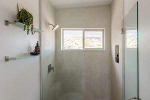 Vannituba majutusasutuses Joshua Tree l Sunset Heights l Pool-Spa Above Park