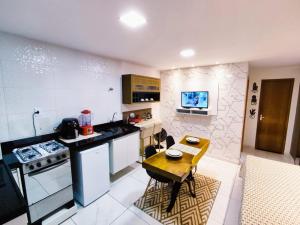 Η κουζίνα ή μικρή κουζίνα στο Studio luxuoso a 700 metros da praia. Vila Velha ES +15 φωτογραφίες