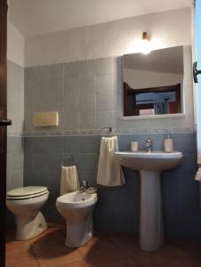 星之塔的住宿－Appartamento a 50 metri dal mare，一间带水槽、卫生间和镜子的浴室