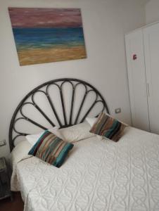 星之塔的住宿－Appartamento a 50 metri dal mare，卧室内的一张带两个枕头的床