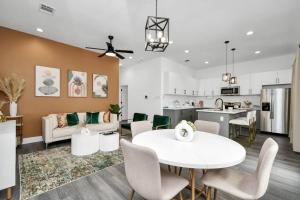 een keuken en een woonkamer met een witte tafel en stoelen bij NEW! Luxury Escape: 3BR Oasis in Houston