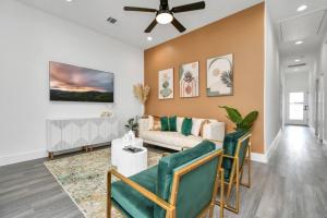 uma sala de estar com um sofá e cadeiras em NEW! Luxury Escape: 3BR Oasis em Houston