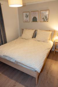 a bed with white sheets and pillows in a room at Ferienwohnung in der Natur in Ober-Hilbersheim
