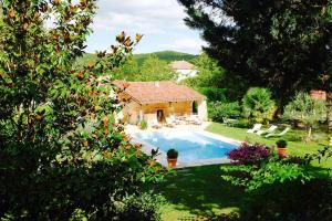 a house with a swimming pool in a yard at Le Relais des Anges in Mercuès