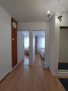 ein leeres Zimmer mit einem Schlafzimmer und einer Uhr an der Wand in der Unterkunft Piękne mieszkanie w zielonej okolicy in Krakau
