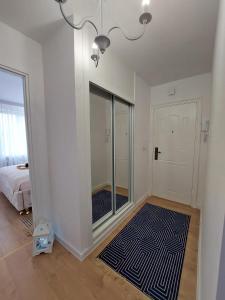 ein Zimmer mit einem Spiegel und ein Schlafzimmer mit einem Bett in der Unterkunft Piękne mieszkanie w zielonej okolicy in Krakau