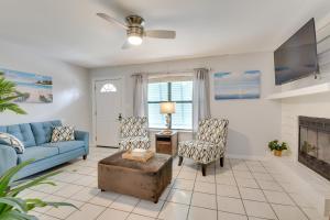 Μια τηλεόραση ή/και κέντρο ψυχαγωγίας στο Fort Walton Beach Cottage with Hot Tub and Patio!