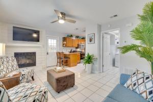 Η κουζίνα ή μικρή κουζίνα στο Fort Walton Beach Cottage with Hot Tub and Patio! +18 φωτογραφίες