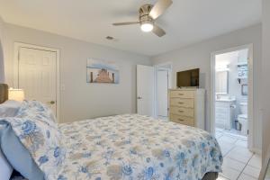 Ένα ή περισσότερα κρεβάτια σε δωμάτιο στο Fort Walton Beach Cottage with Hot Tub and Patio!