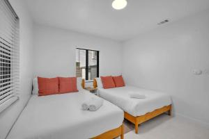 Zimmer mit 2 Betten und einem Fenster in der Unterkunft Villa Roads Family Home 2 Beds 1 Bath in Miami
