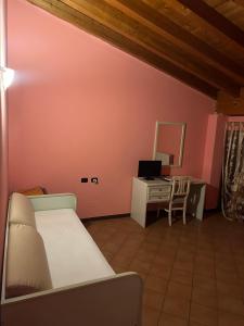 una camera da letto con un letto e una scrivania con uno specchio di AFFITTACAMERE MAMELI a Verona