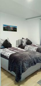 1 dormitorio con 2 camas y sofá en 3-Zimmer- Wohnung in Traun, nähe Linz und Wels en Linz