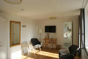 TV a/nebo společenská místnost v ubytování Hotel Strandly Skagen
