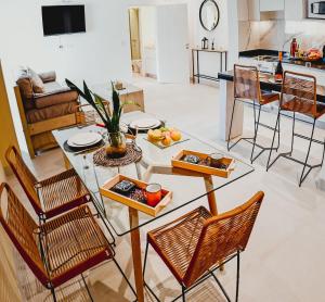 cocina y sala de estar con mesa y sillas en Alcazar Suites Deluxe en Salta
