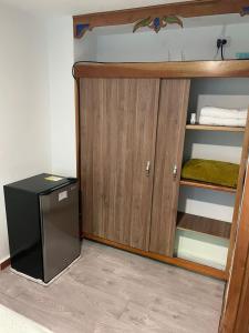 um quarto com um beliche e um frigorífico em Habitación La Amelia em Jericó