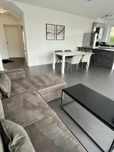 ein Wohnzimmer mit einem Sofa und einem Tisch in der Unterkunft Luxuswohnung direkt am Phönixsee in Dortmund