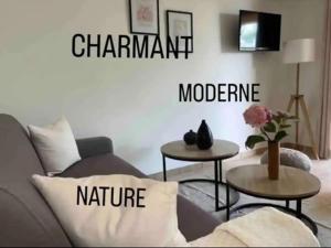 uma sala de estar com um sofá e duas mesas em DOMAINE LOU BEL AZUR - Charmant em Saint-Laurent-du-Var