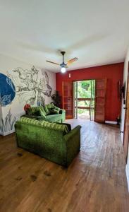 Una sala de estar con dos sofás y un cuadro en la pared. en Apartamento Inteiro – Conforto e paz, en Ilhabela 36 fotos más