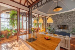 une cuisine et un salon avec un comptoir en bois dans l'établissement Casa Emblemática - Encanto y lujo frente a la playa, à Santa Cruz de la Palma