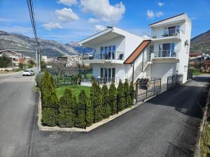 O vedere generală la munți sau o vedere la munte luată de la acest apartament