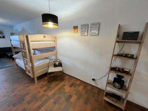 um quarto com um beliche e uma prateleira em Premium Apartment 70qm 2,5 Zimmer Küche, Smart TV, Garage, WiFi em Heidenheim an der Brenz