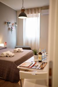 Habitación con cama y mesa con botellas de vino en Vista Apartments Verona, en Verona