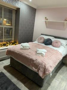 Un pat sau paturi într-o cameră la 3 x Double Bedroomed Apartment, Snaith