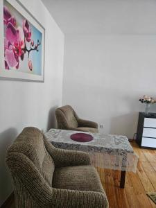 a living room with a table and two chairs at Sopot Story in Sopot